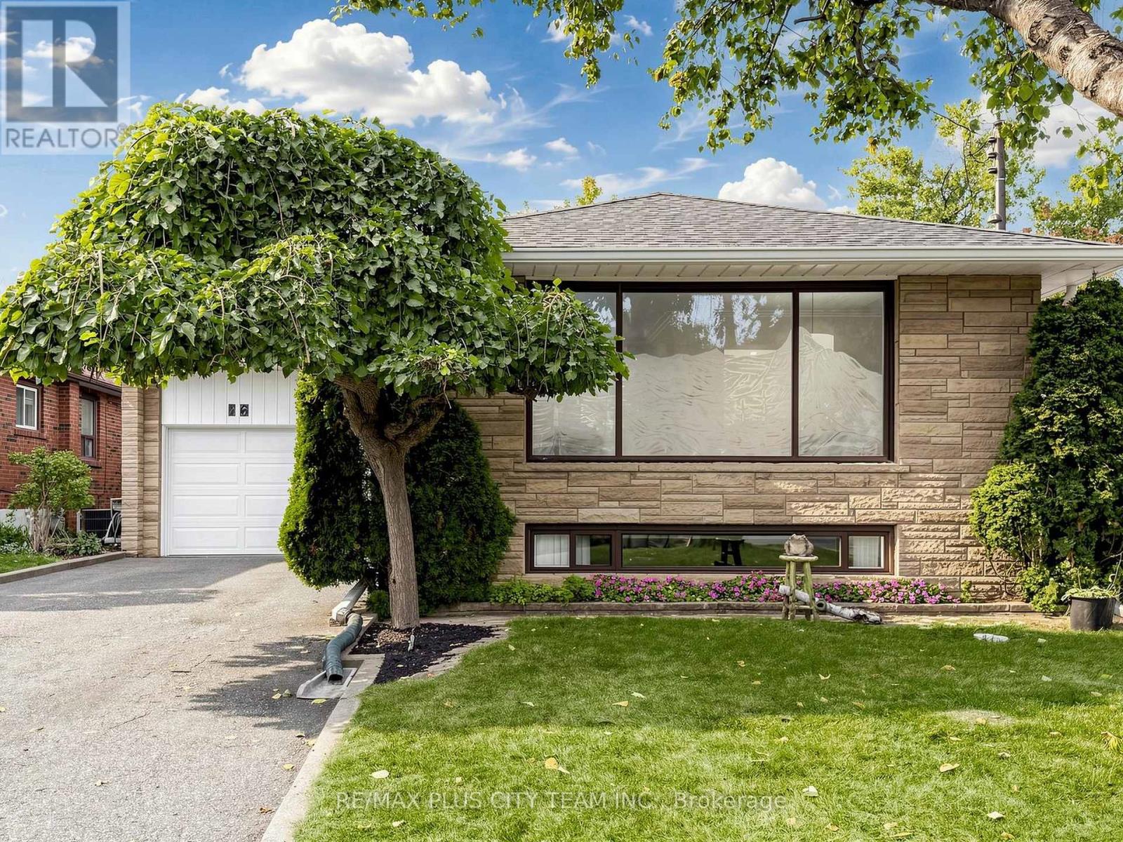 16 HOLFORD CRESCENT, Toronto, Ontario