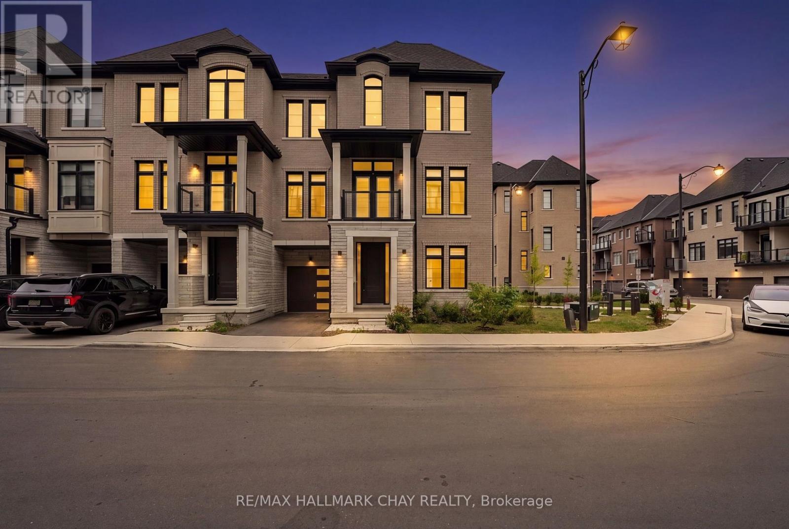 121 DE LA ROCHE DRIVE