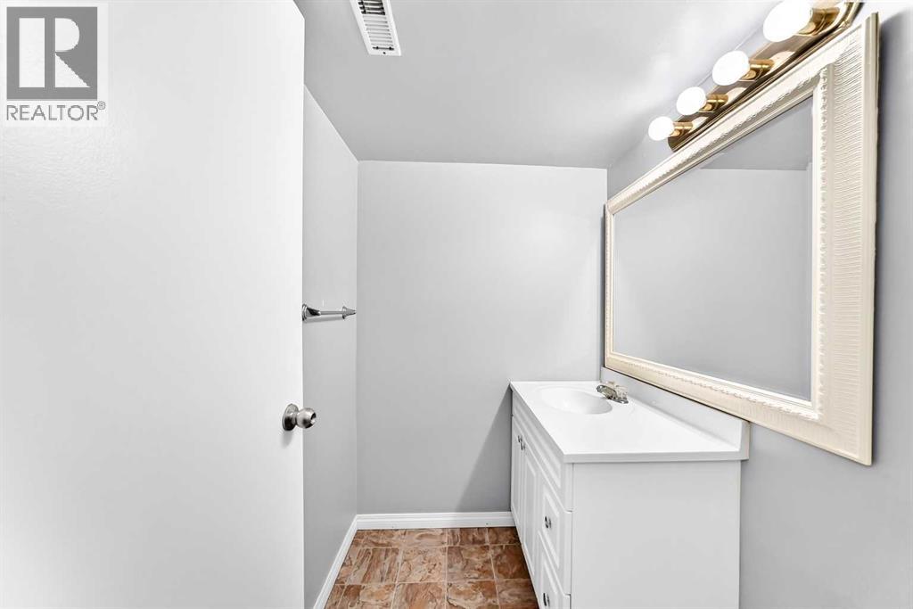 7409 37 Avenue NW, Calgary, Alberta  T3B 1W8 - Photo 30 - A2349302