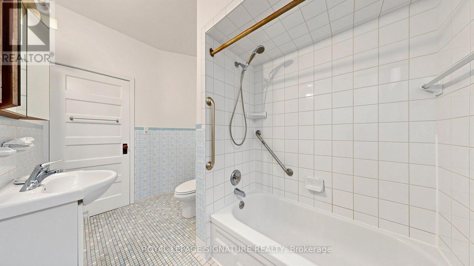 132 Marion Street, Toronto, Ontario  M6R 1E7 - Photo 14 - W13849246