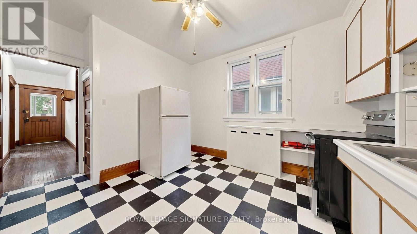 132 Marion Street, Toronto, Ontario  M6R 1E7 - Photo 9 - W13849246
