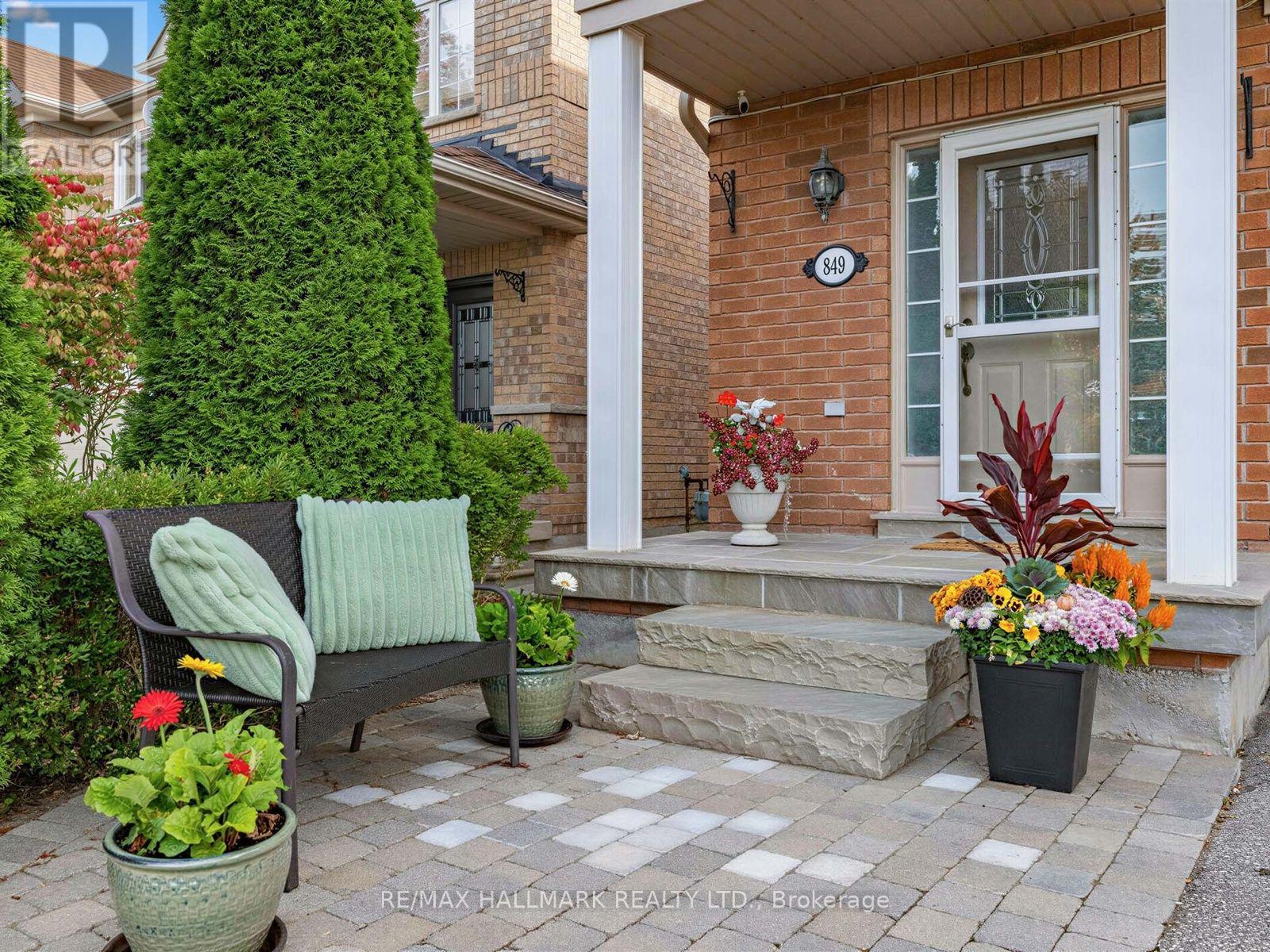 849 Joe Persechini Drive, Newmarket, Ontario  L3X 2V1 - Photo 2 - N13848924
