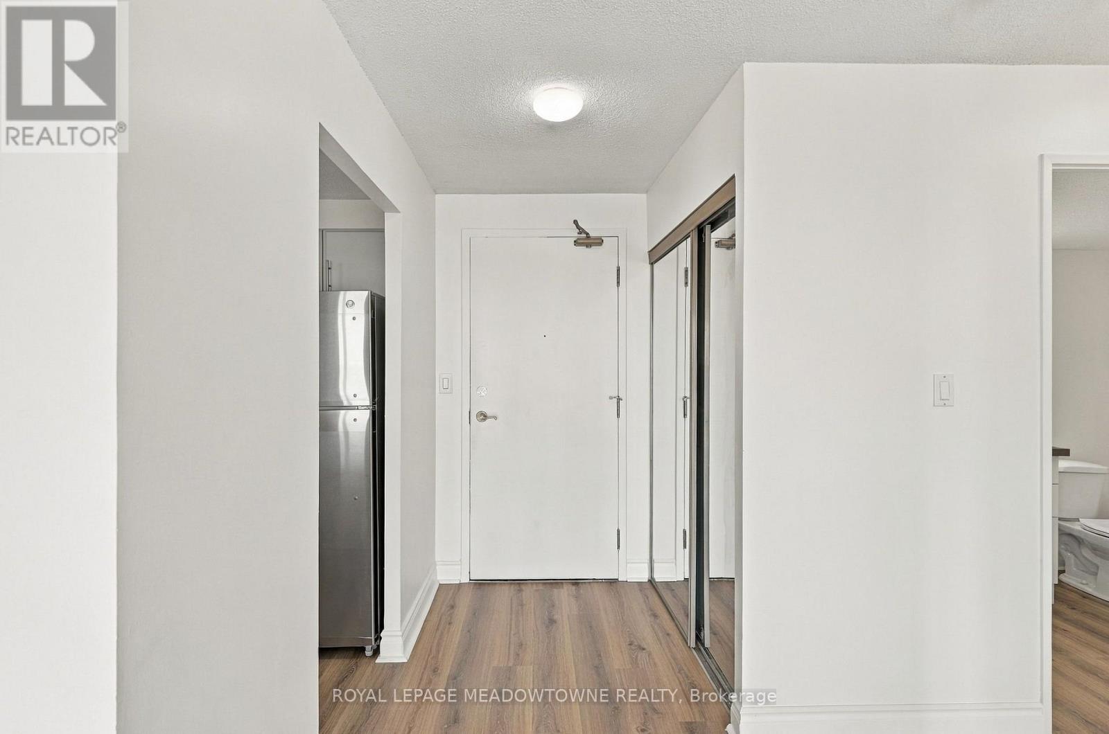 1802 - 145 Hillcrest Avenue, Mississauga, Ontario  L5B 3Z1 - Photo 4 - W13838854