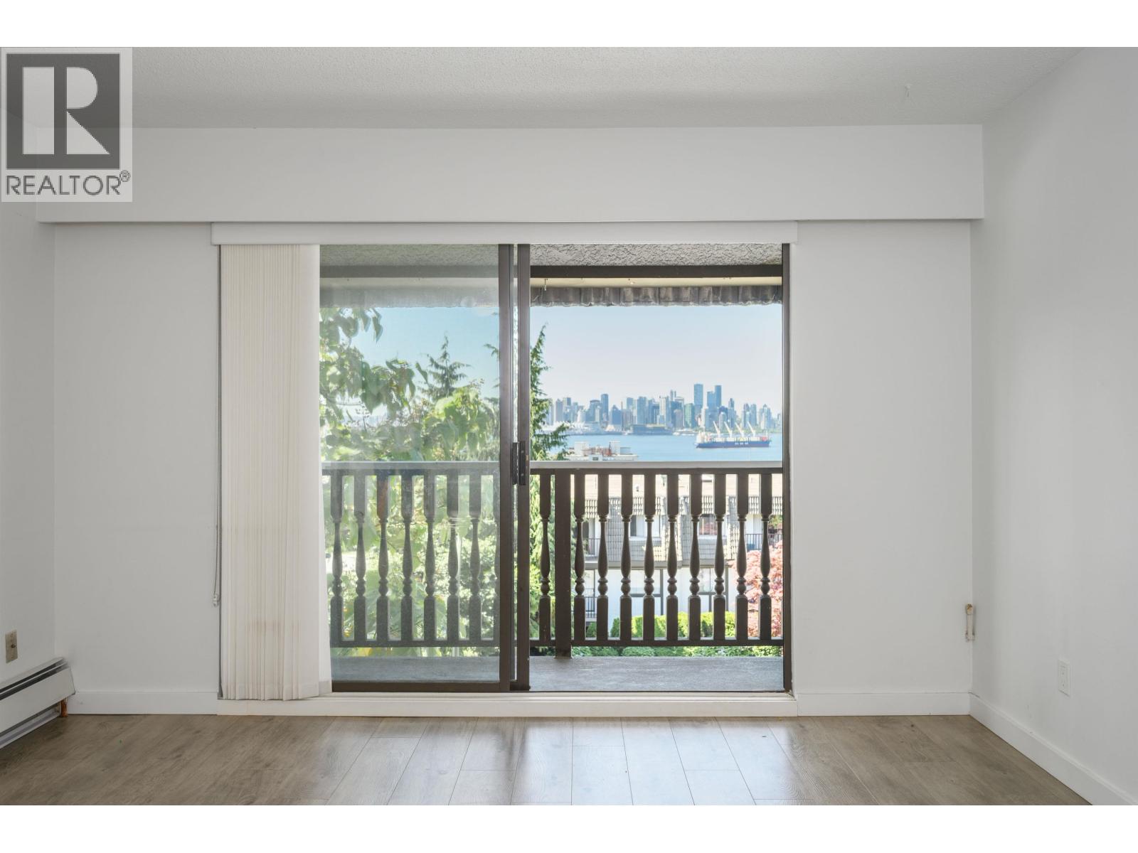 305 310 W 3rd Street, North Vancouver, British Columbia  V7M 1G4 - Photo 2 - R3171075