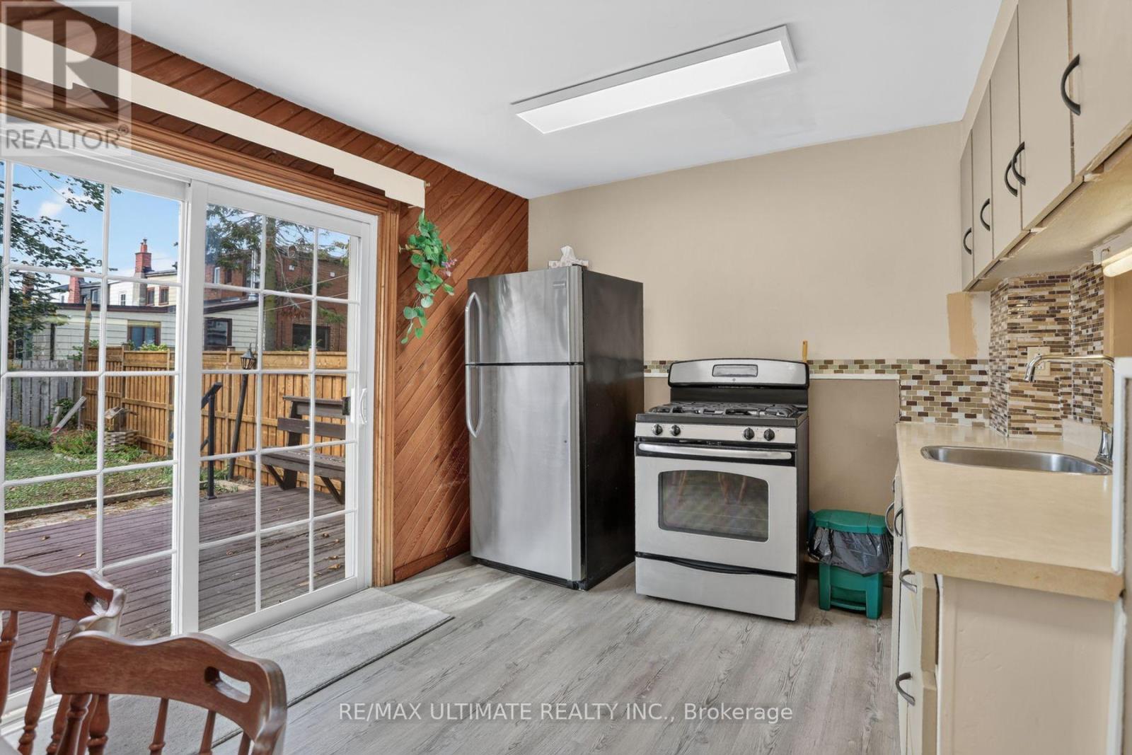 12 Eldon Avenue, Toronto, Ontario  M4C 5G1 - Photo 16 - E13849410