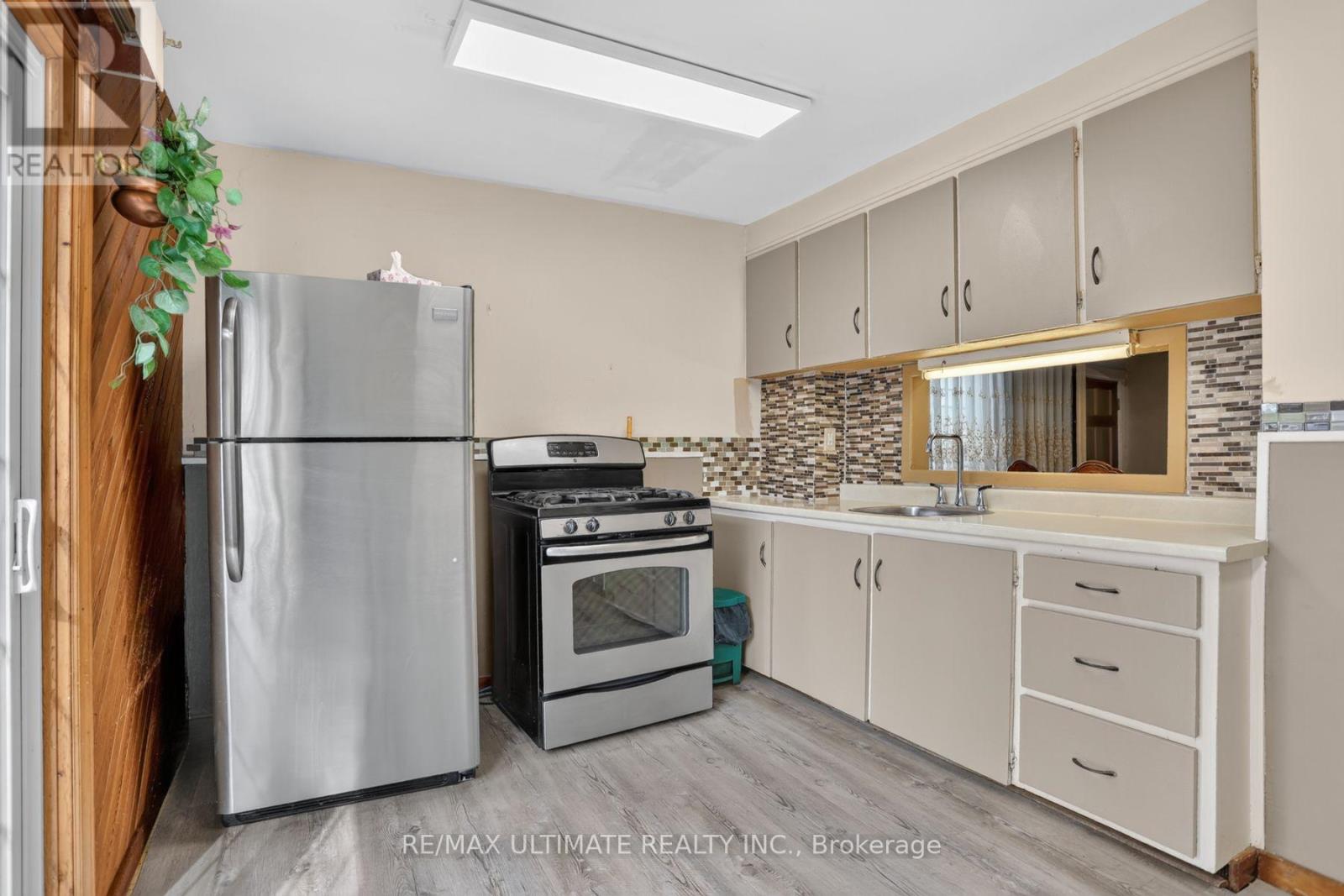 12 Eldon Avenue, Toronto, Ontario  M4C 5G1 - Photo 18 - E13849410