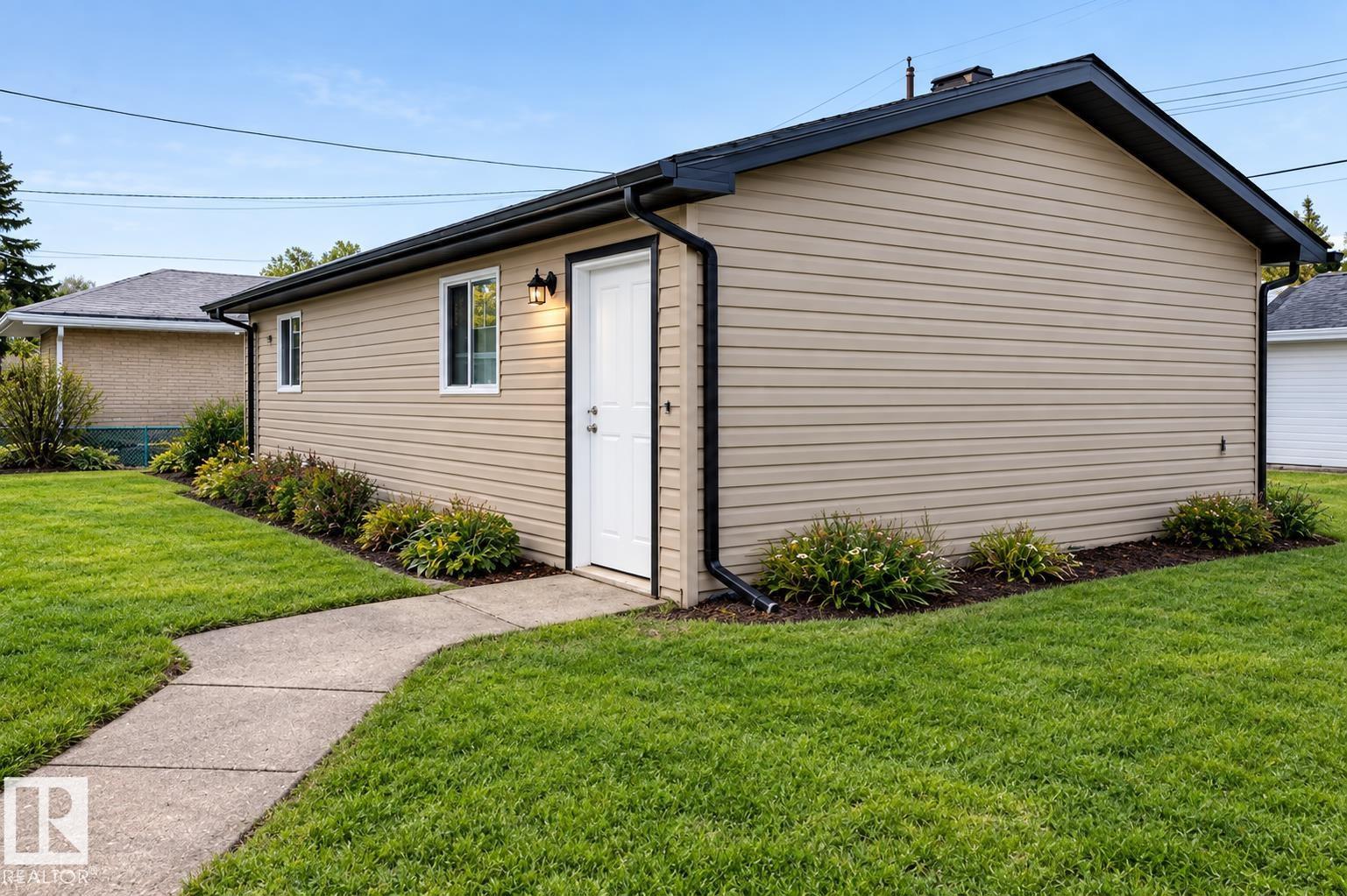 11903 37 ST NW