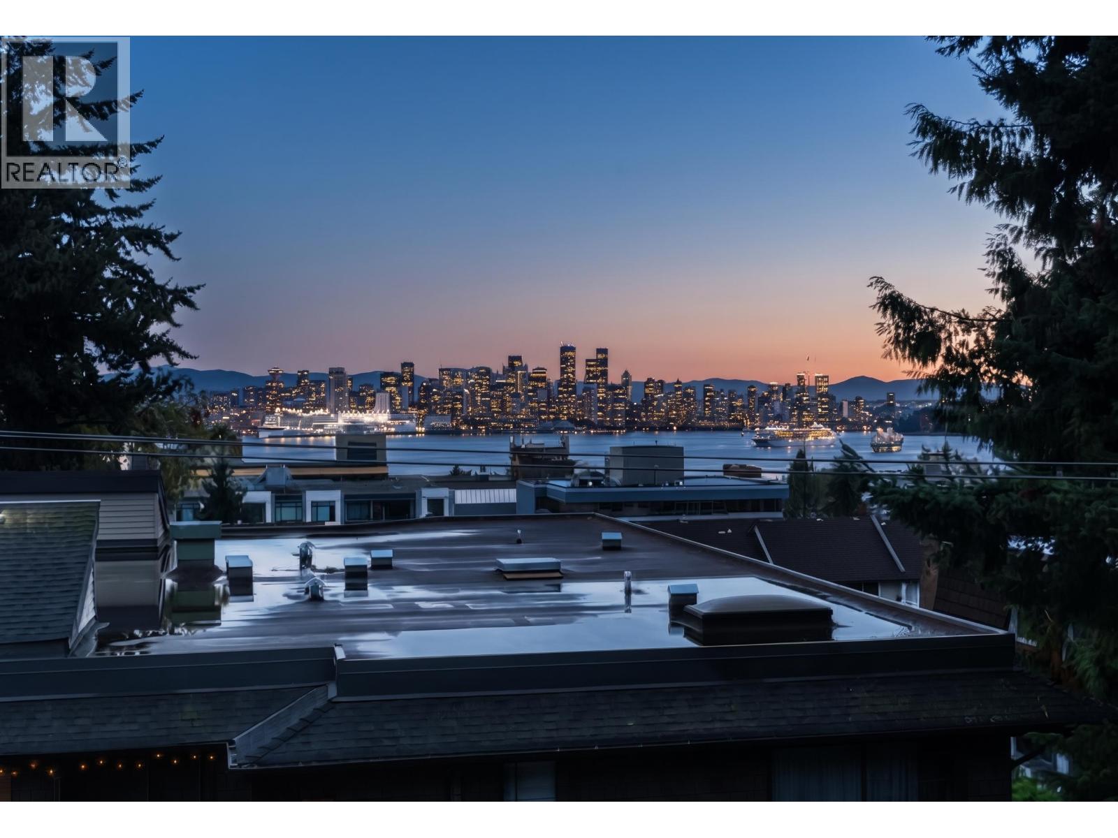 302 211 W 3RD STREET, North Vancouver, British Columbia