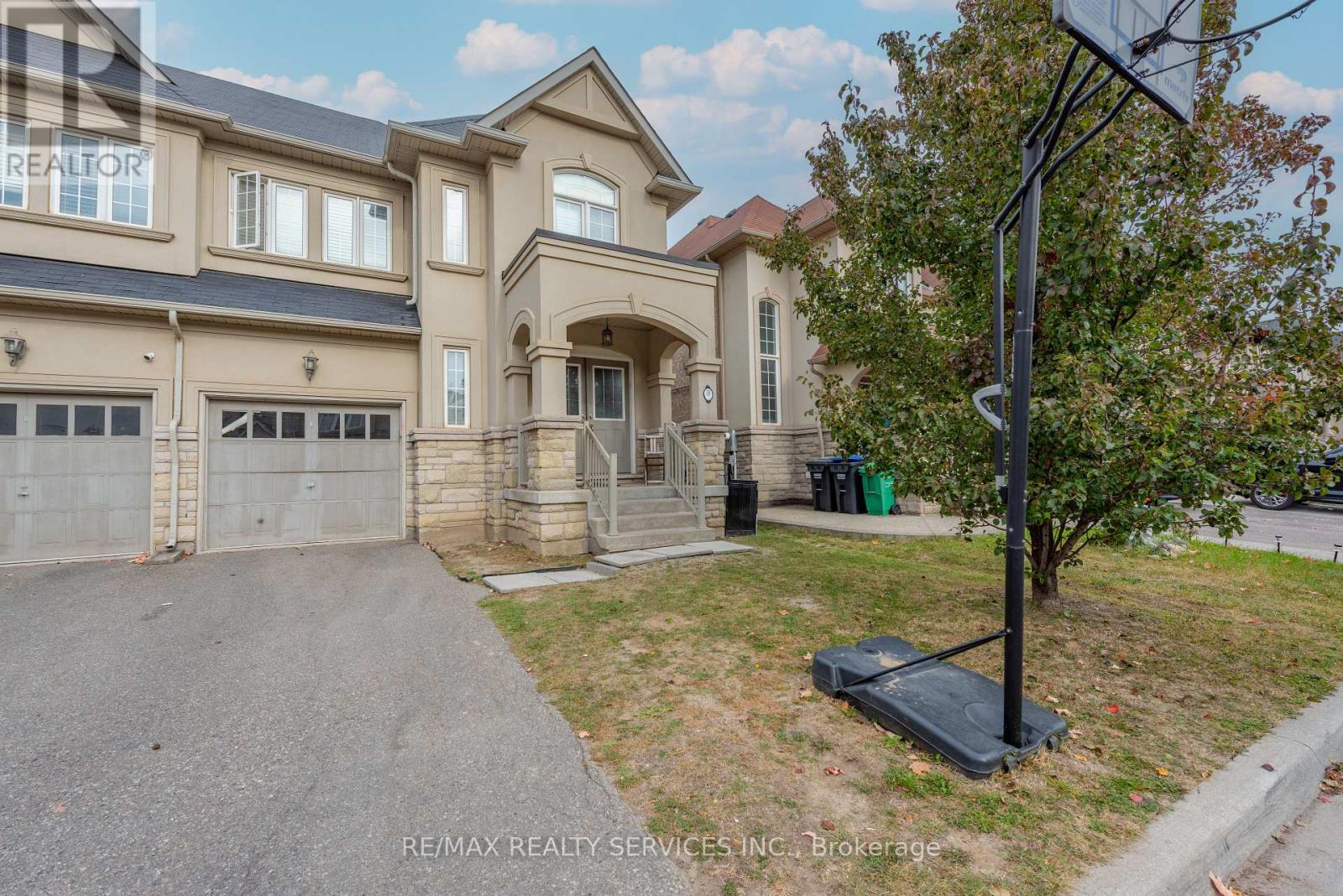 59 Beachville Circle, Brampton, Ontario  L6X 0V3 - Photo 3 - W13849736