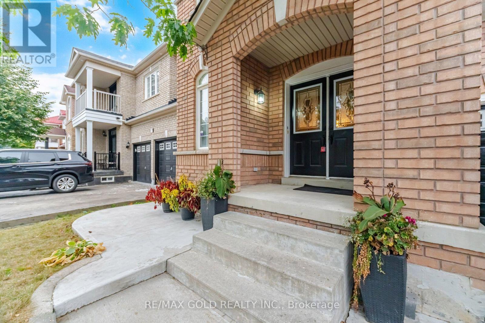 10 Sir Jacobs Crescent, Brampton, Ontario  L7A 3T4 - Photo 2 - W13849738