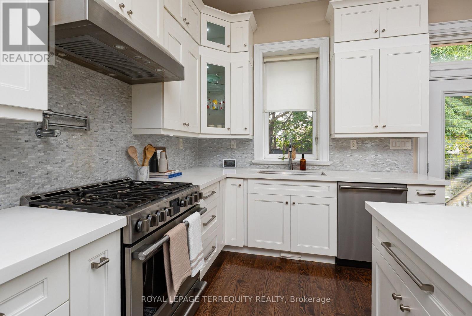 151 Brookside Avenue, Toronto, Ontario  M6S 4G8 - Photo 12 - W13849856