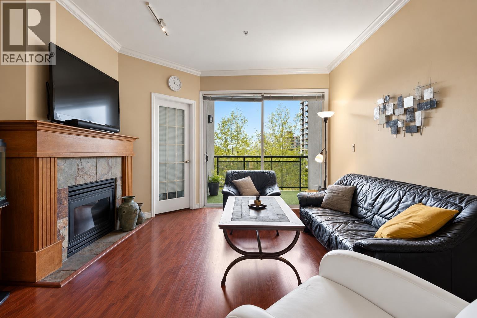 302 131 W 3RD STREET, North Vancouver, British Columbia