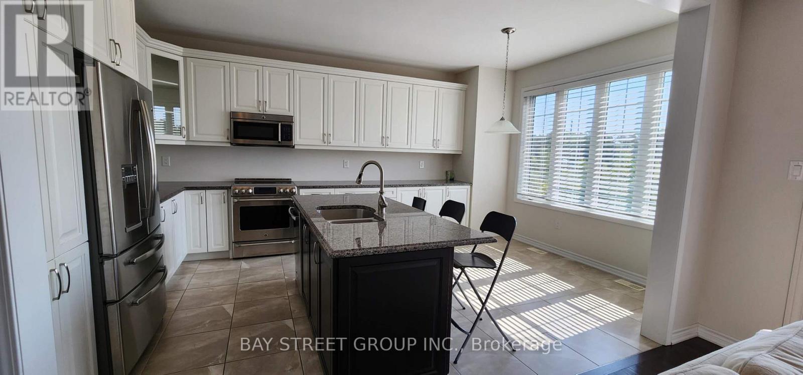 246 Degraaf Crescent, Aurora, Ontario  L4G 0X1 - Photo 3 - N13849950