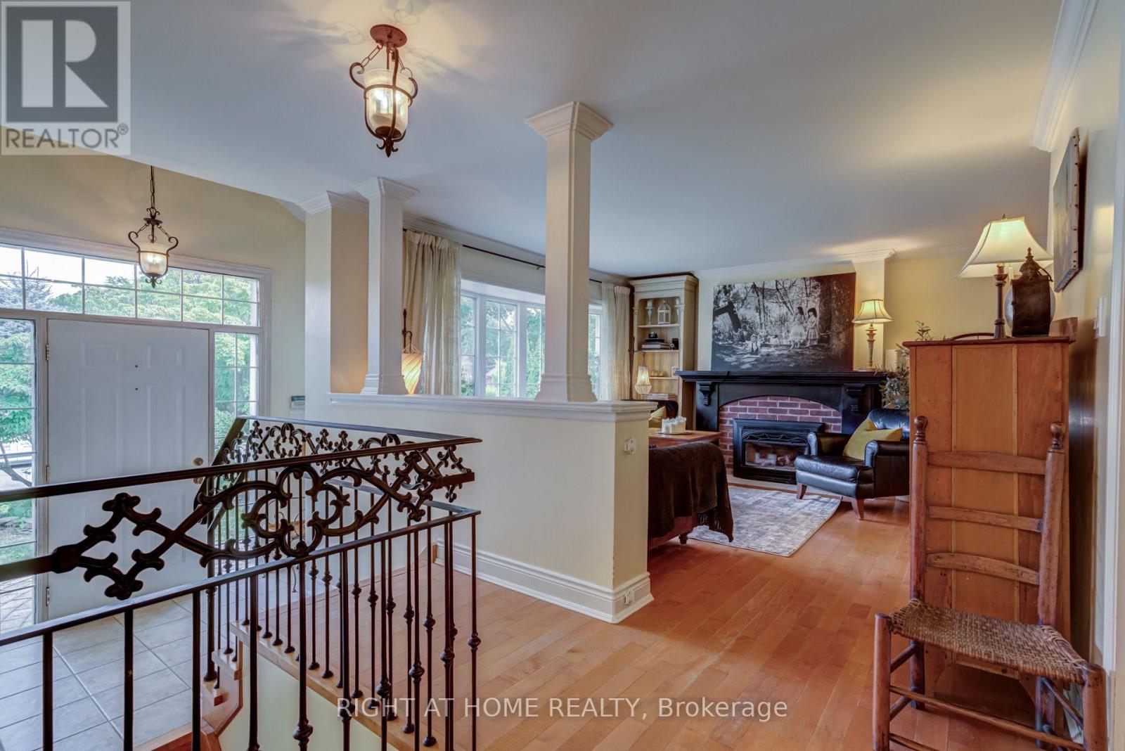 1627 Rometown Drive, Mississauga, Ontario L5E 2V4 - Photo 4 - W13849926