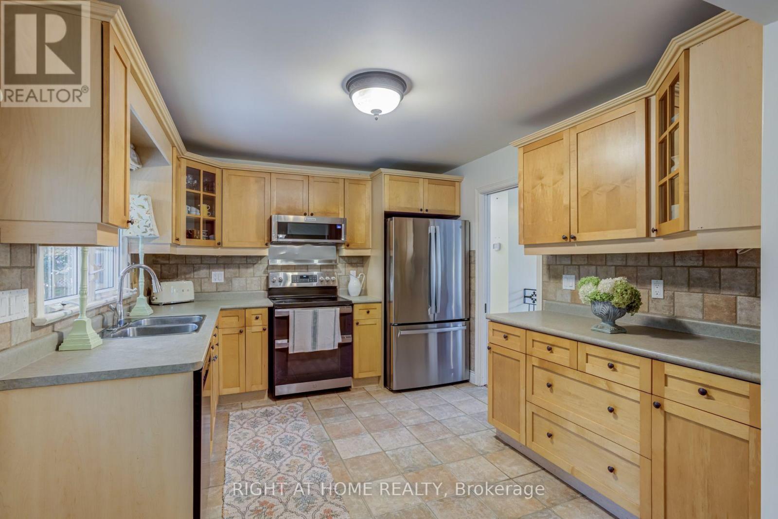 1627 Rometown Drive, Mississauga, Ontario L5E 2V4 - Photo 8 - W13849926