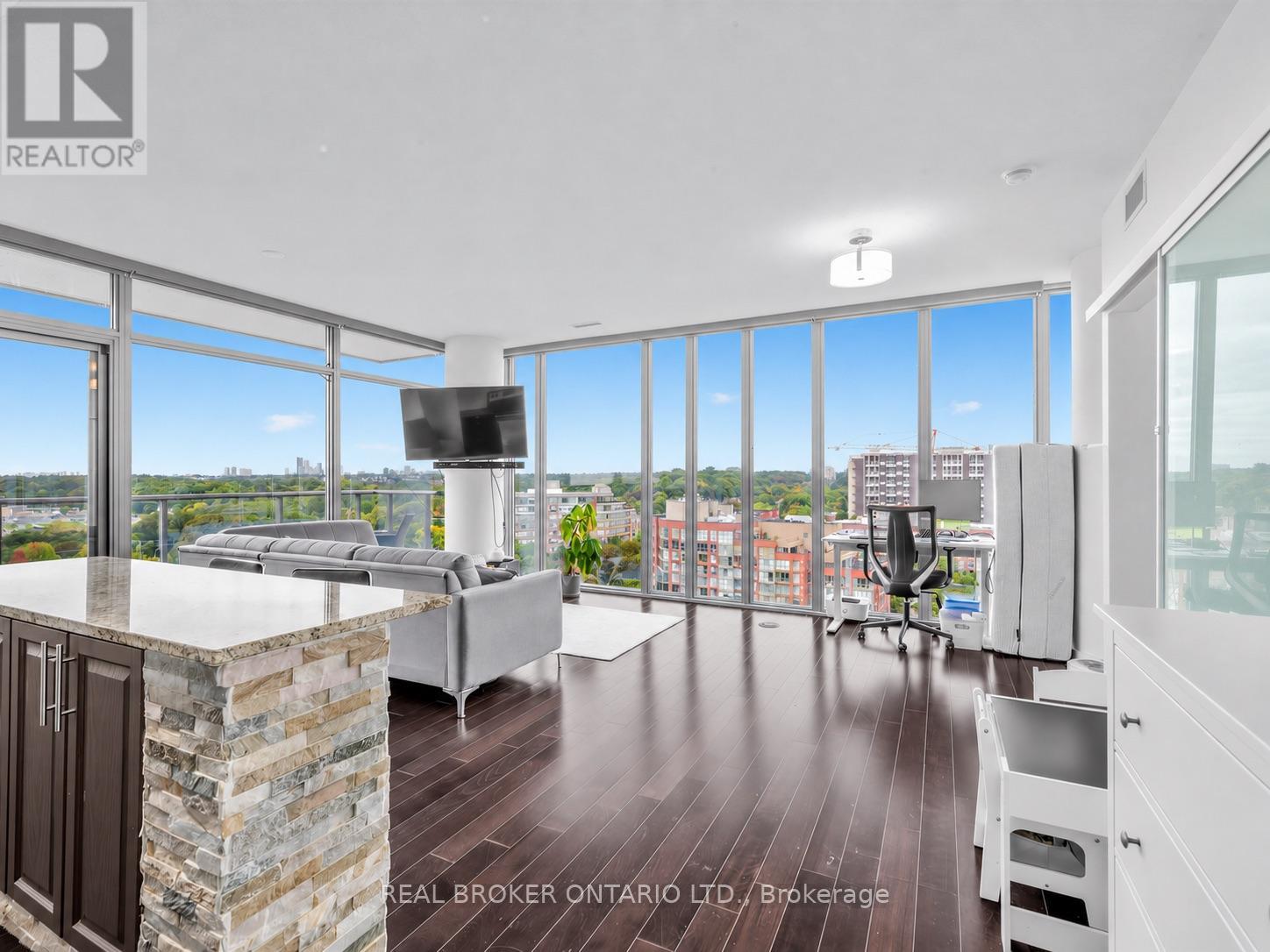 1310 - 105 THE QUEENSWAY, Toronto, Ontario