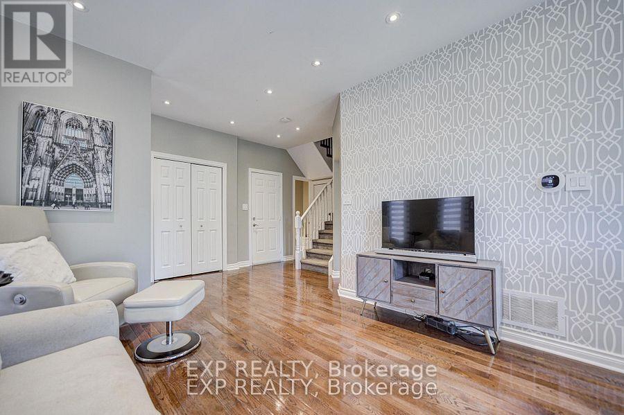 292 Sheridan Court, Newmarket, Ontario  L3Y 8P9 - Photo 3 - N13850160