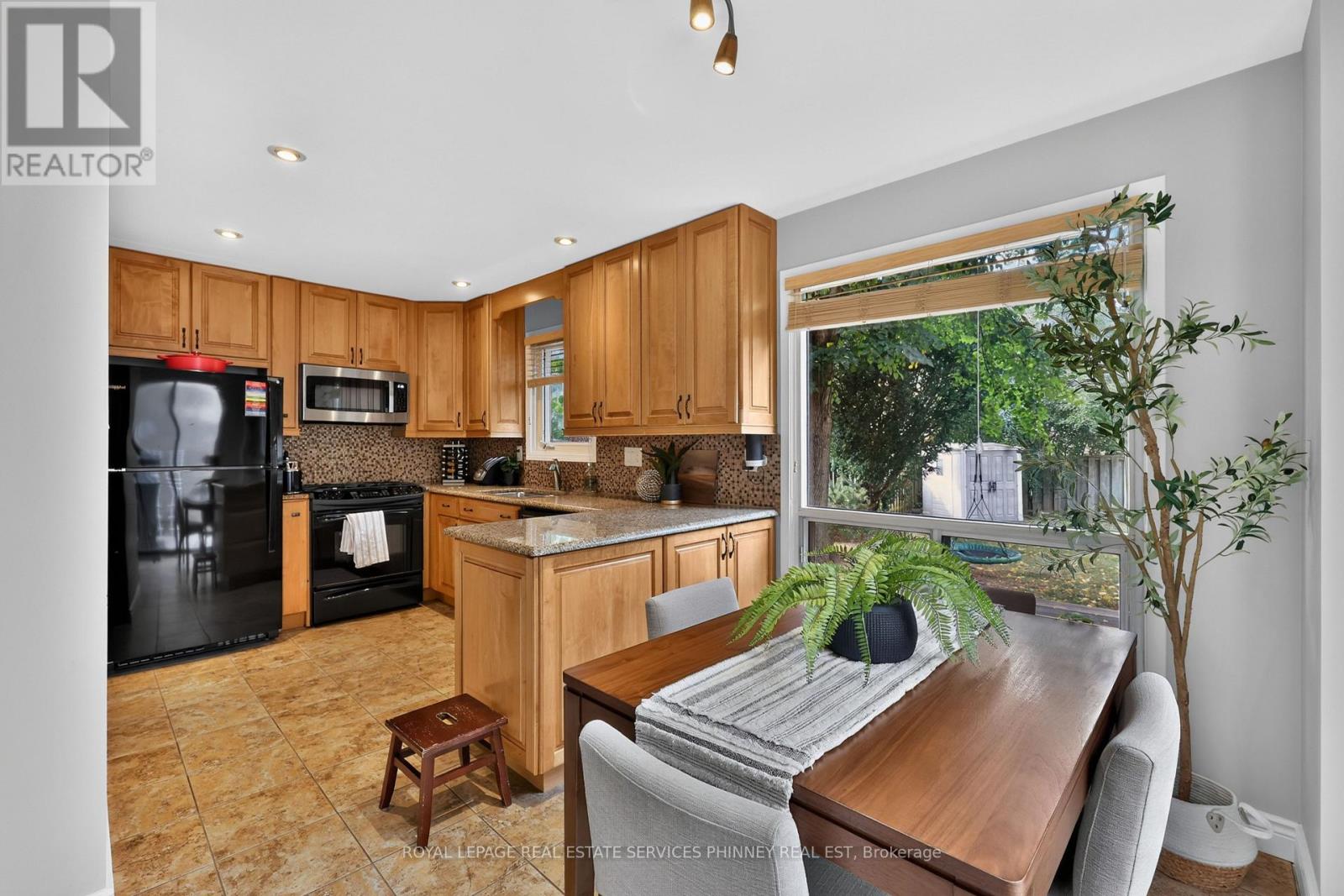 2467 Grindstone Court, Mississauga, Ontario  L5L 3K8 - Photo 11 - W13850282