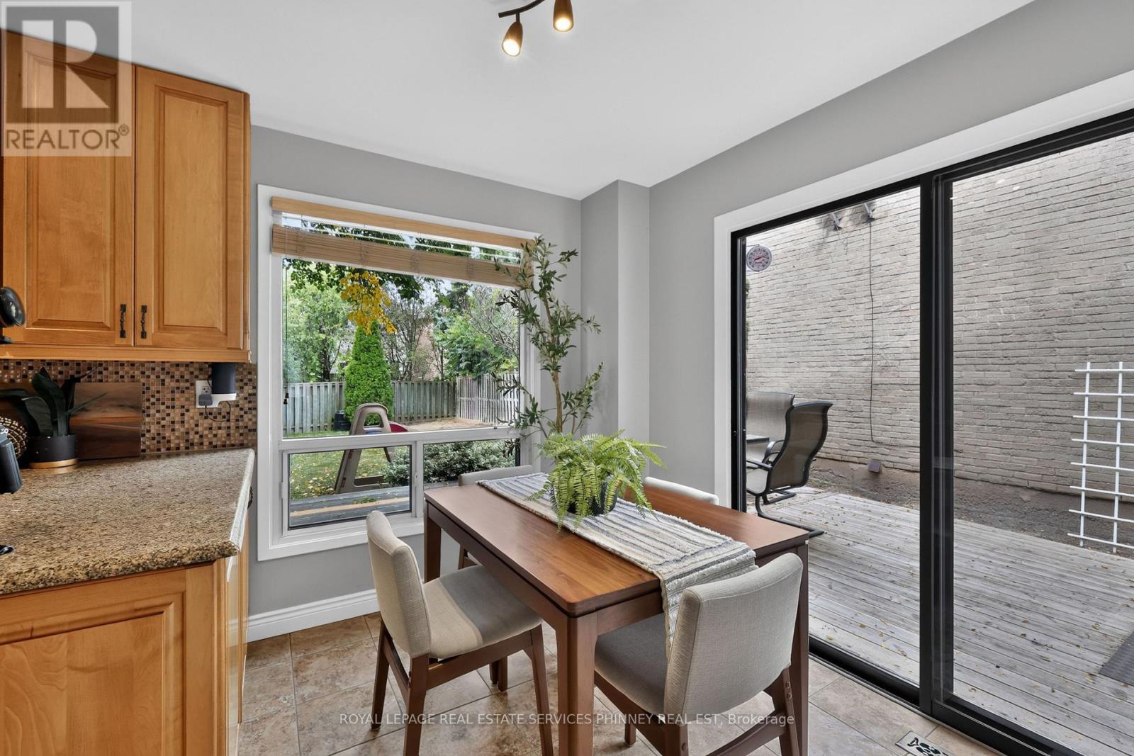 2467 Grindstone Court, Mississauga, Ontario  L5L 3K8 - Photo 12 - W13850282