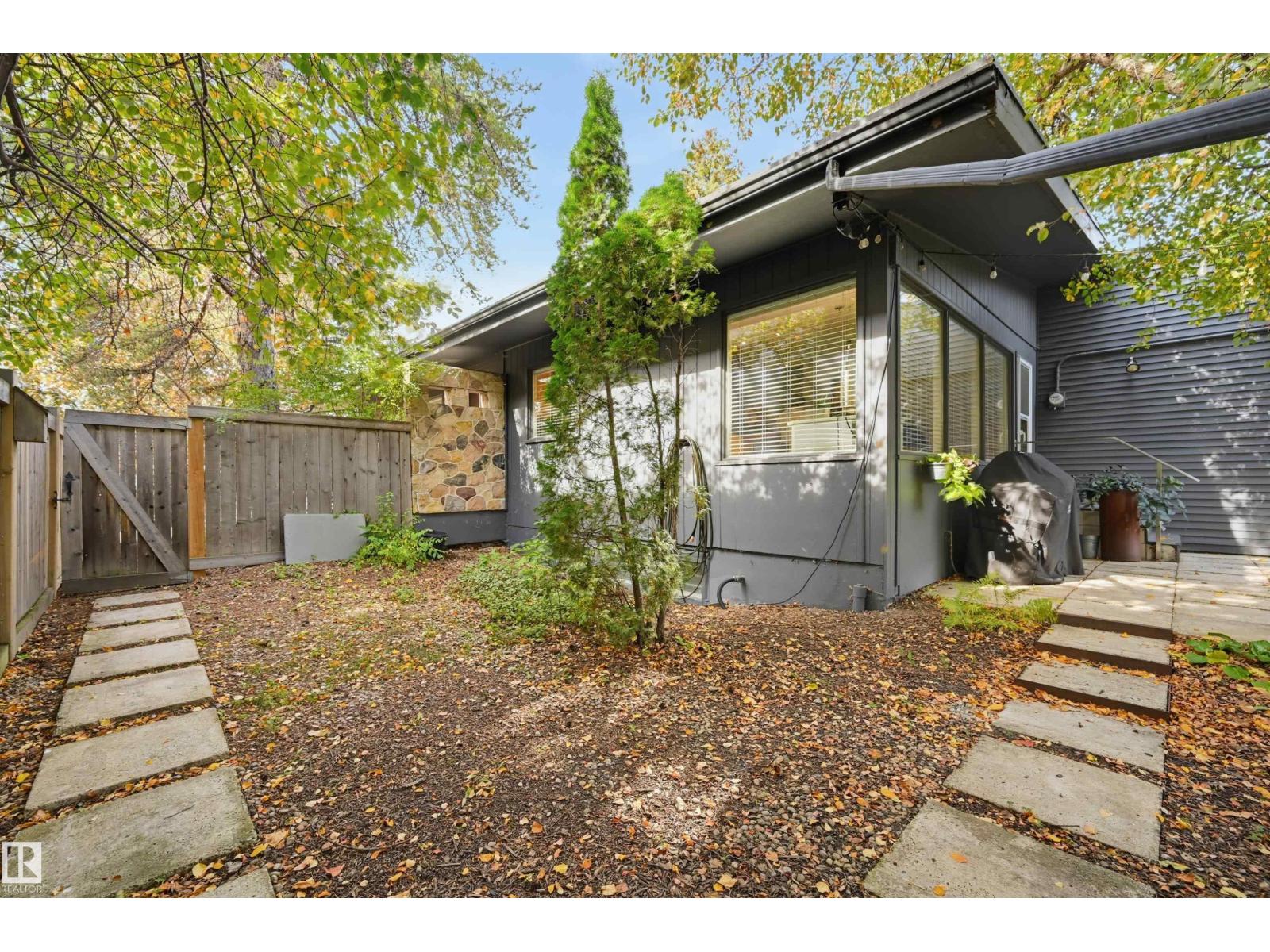 3 RIVERSIDE CR NW