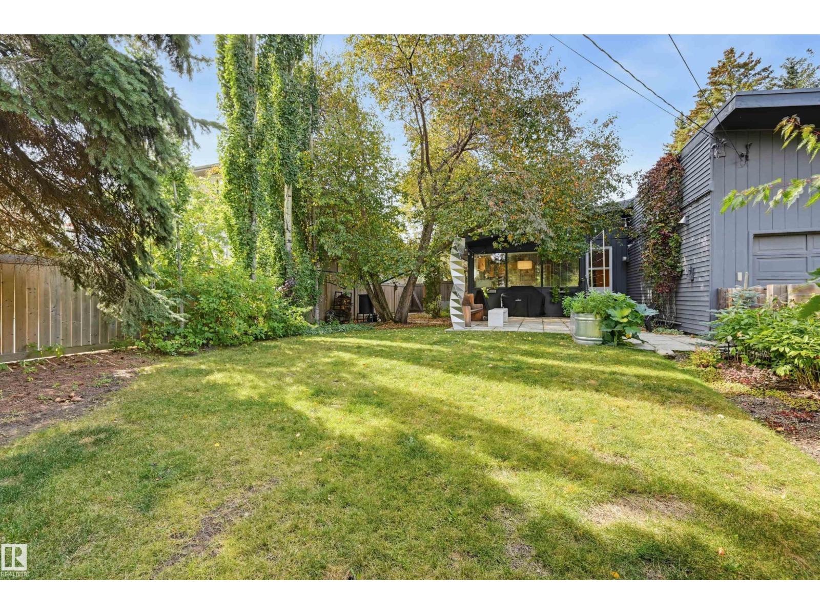 3 RIVERSIDE CR NW