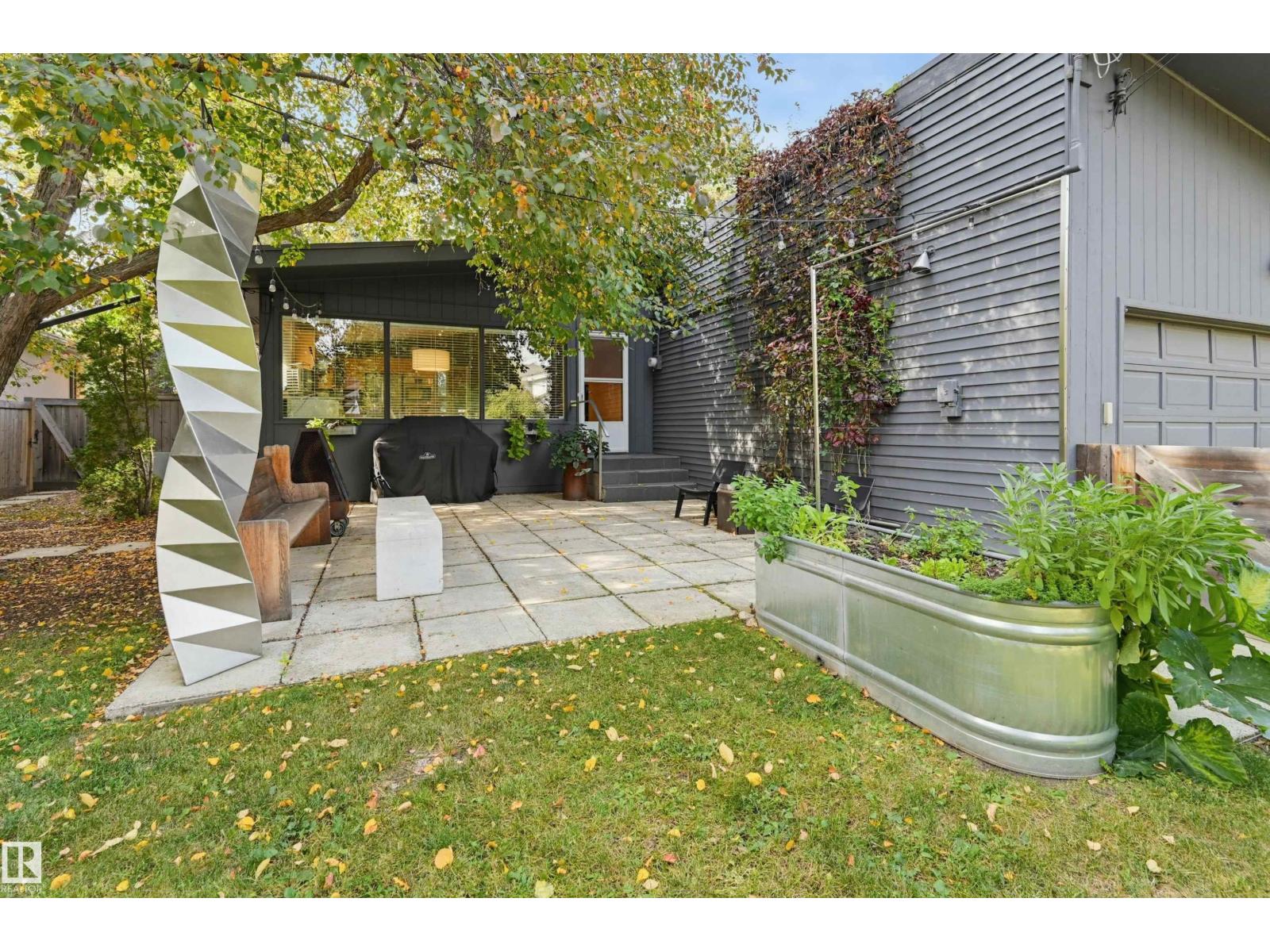 3 RIVERSIDE CR NW