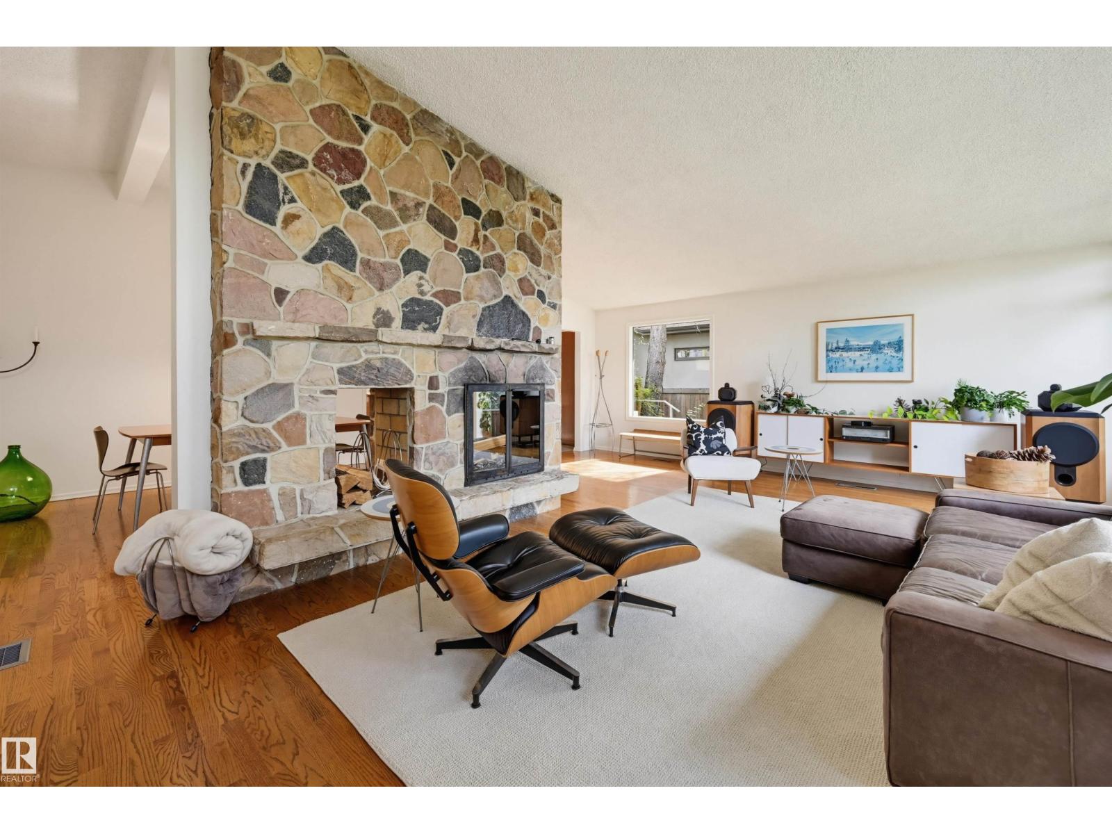 3 RIVERSIDE CR NW