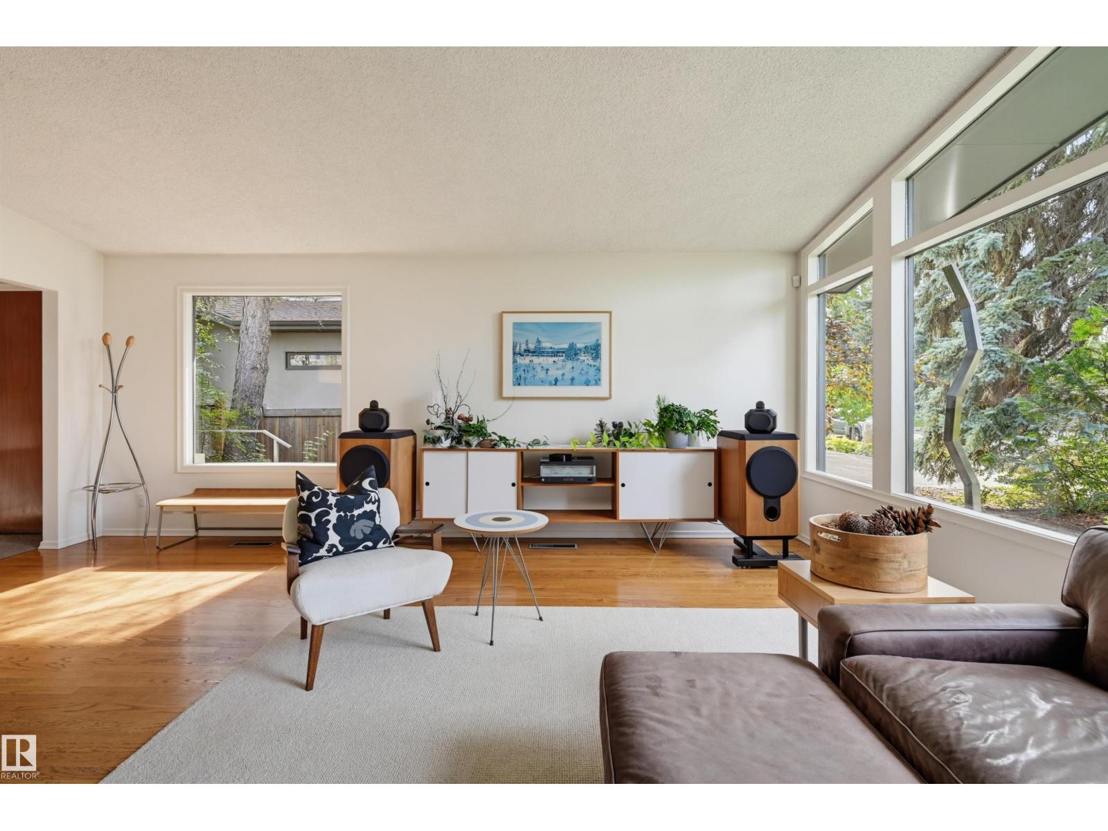 3 RIVERSIDE CR NW