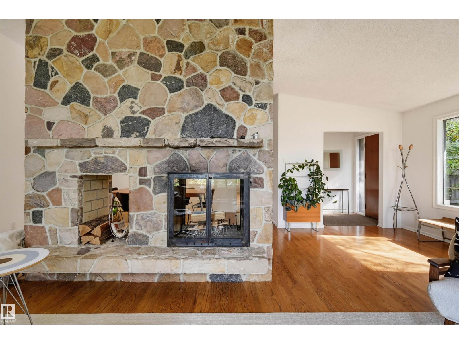 3 RIVERSIDE CR NW