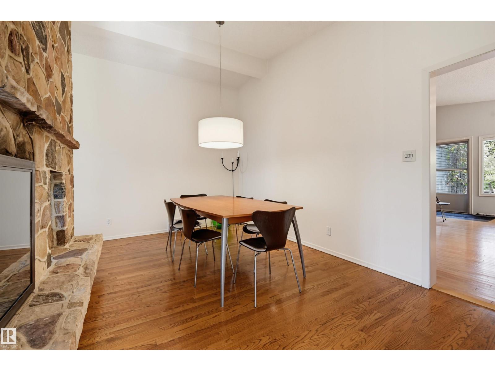 3 RIVERSIDE CR NW