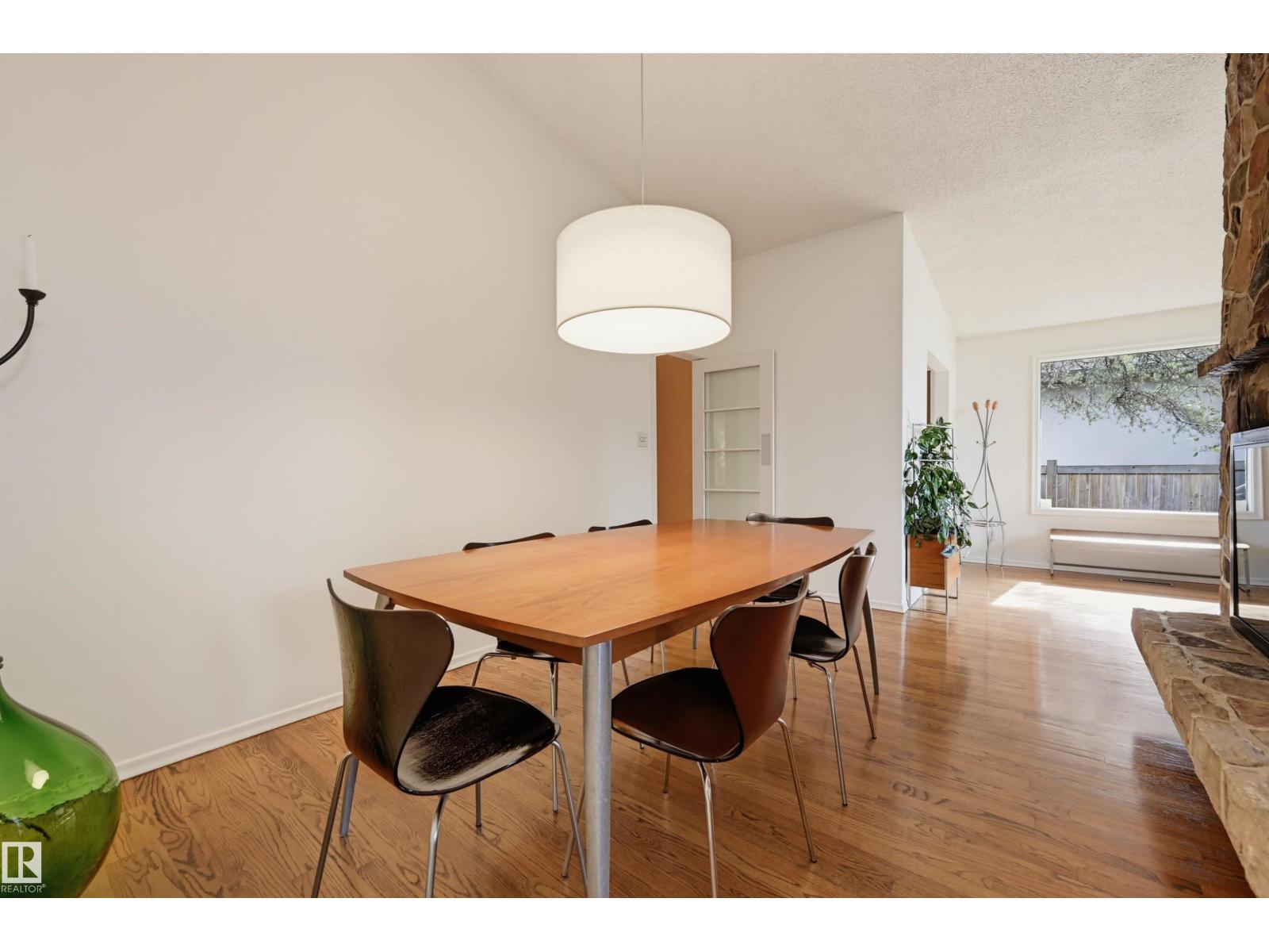 3 RIVERSIDE CR NW