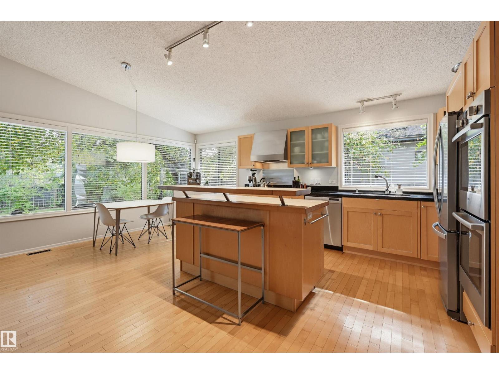 3 RIVERSIDE CR NW