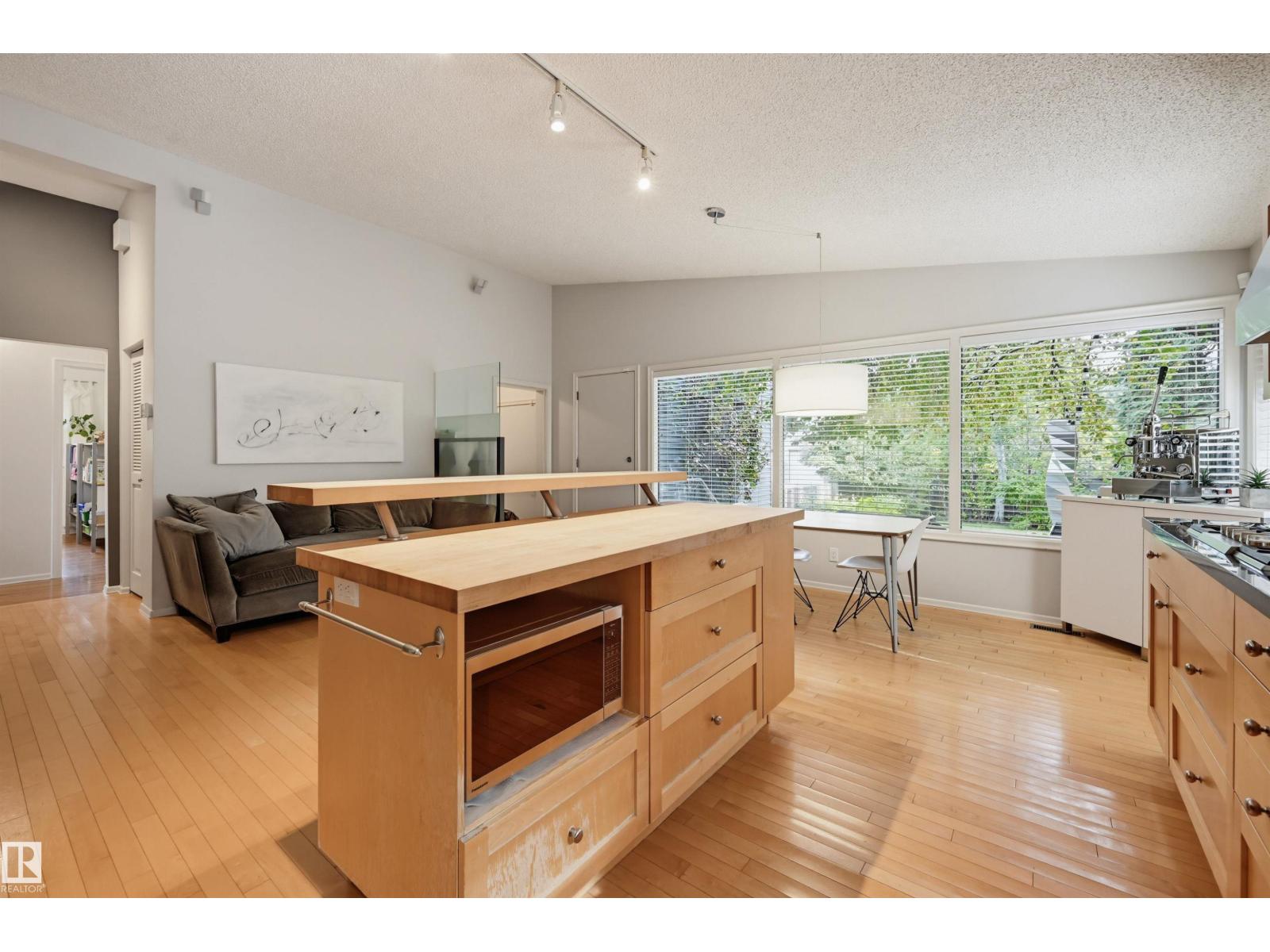 3 RIVERSIDE CR NW