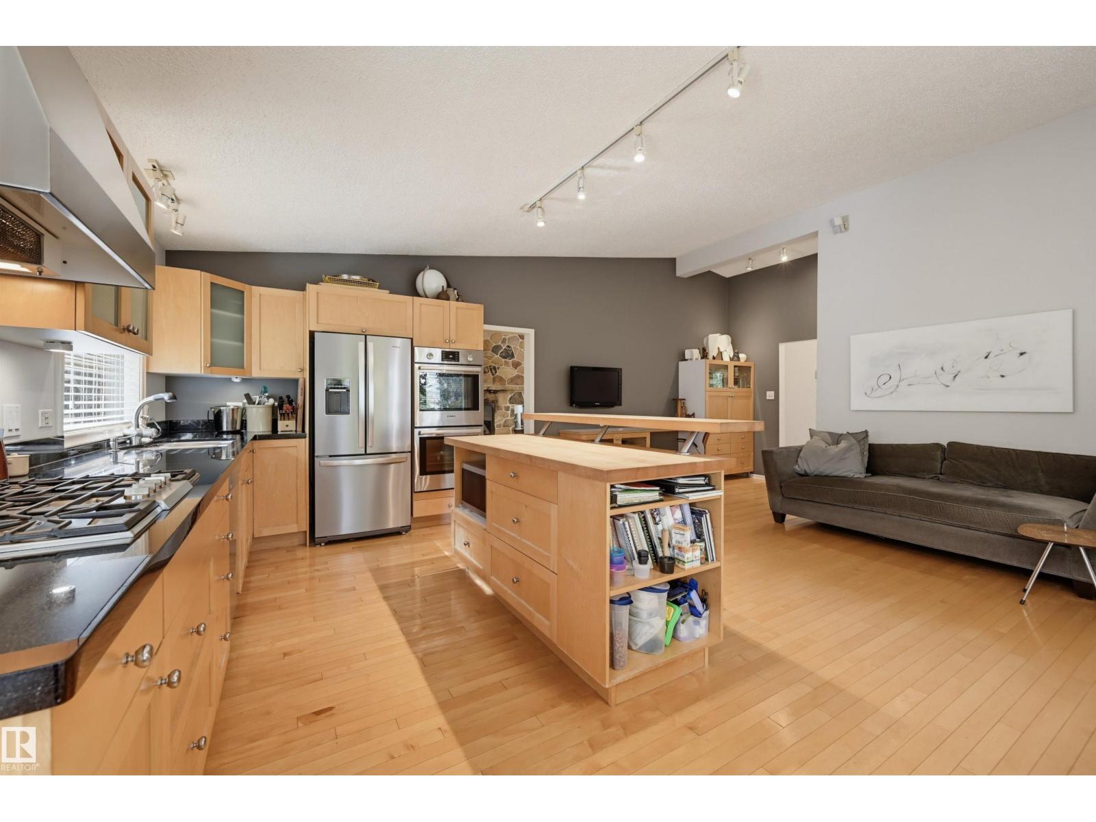 3 RIVERSIDE CR NW