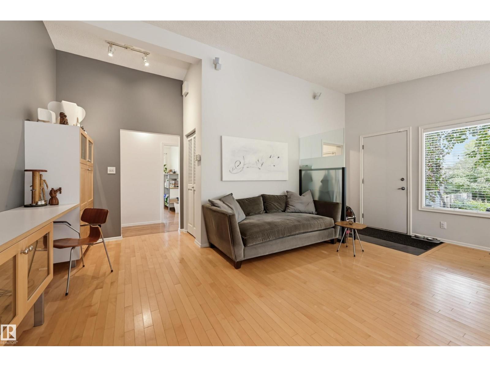 3 RIVERSIDE CR NW