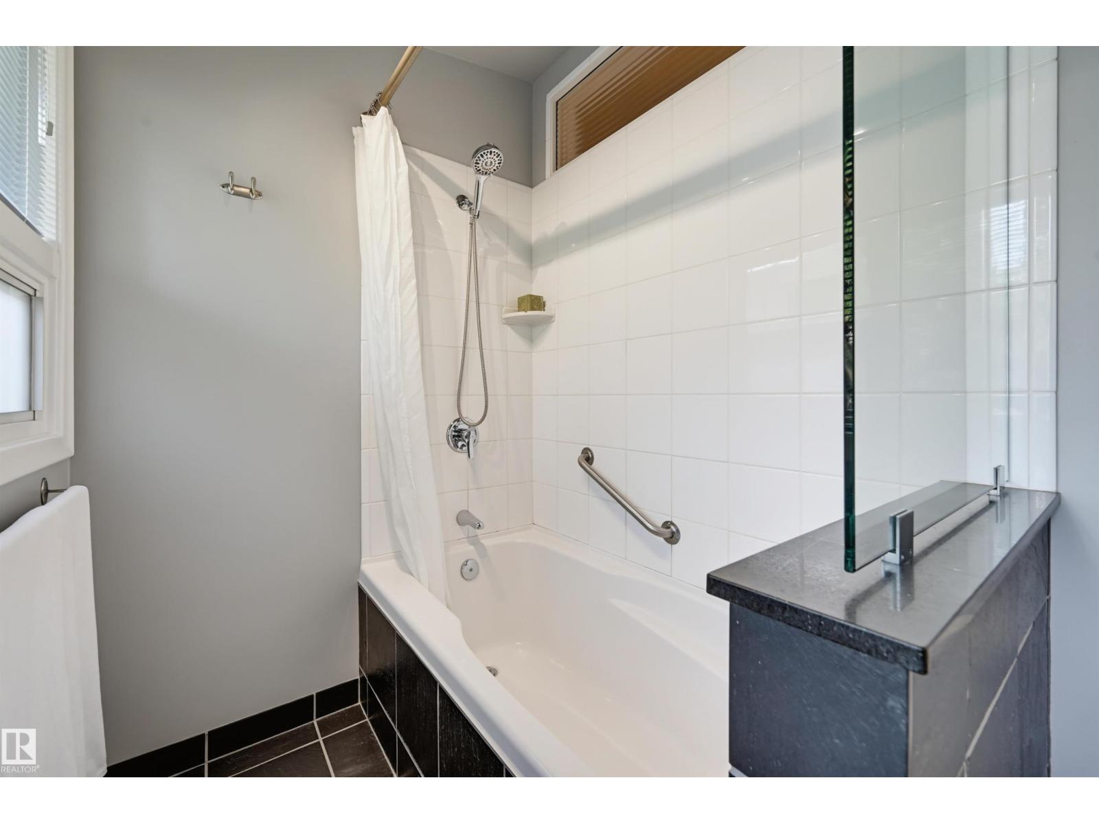 3 RIVERSIDE CR NW