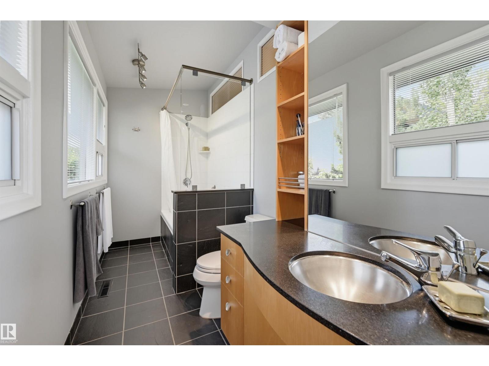 3 RIVERSIDE CR NW