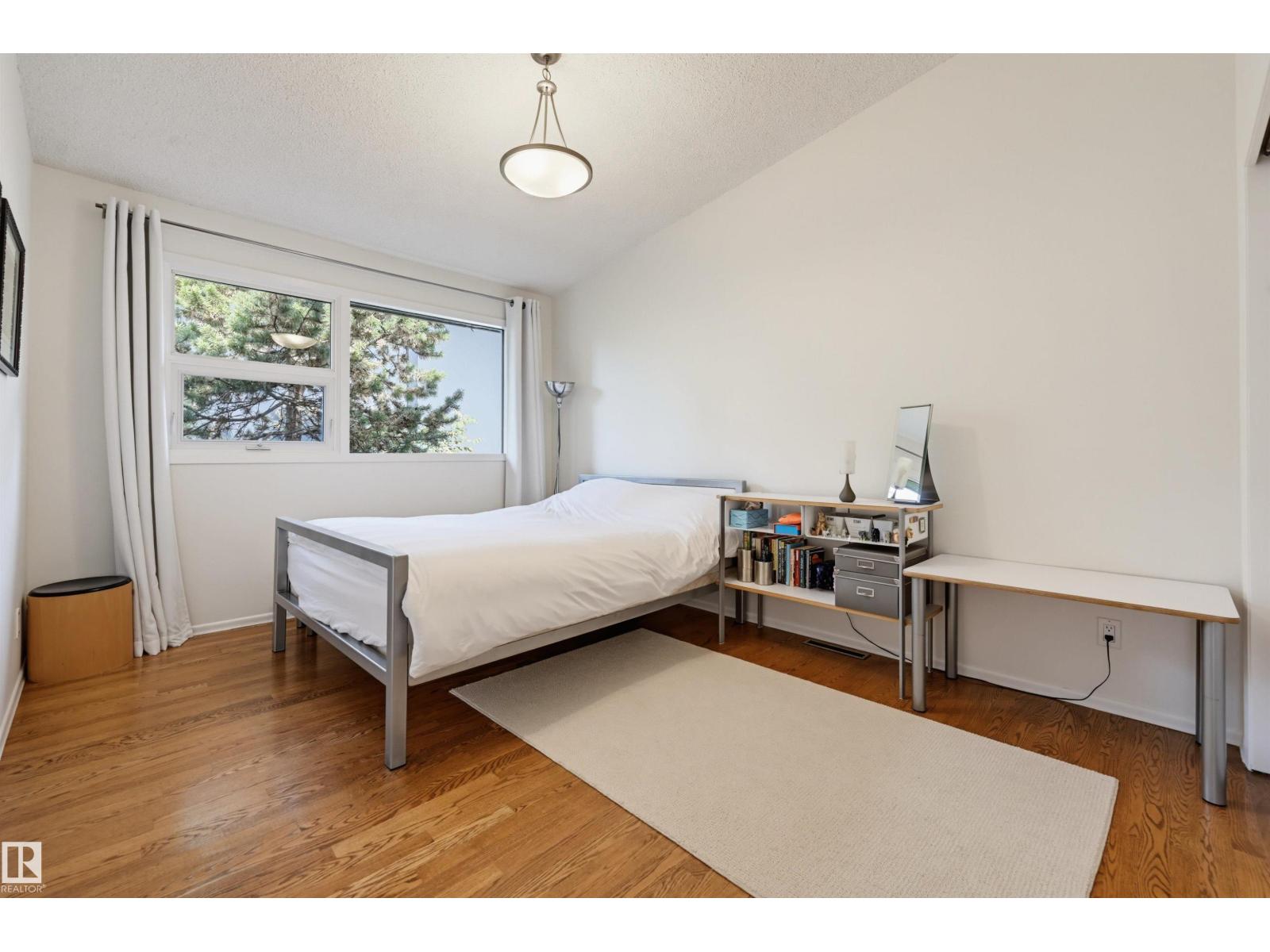 3 RIVERSIDE CR NW