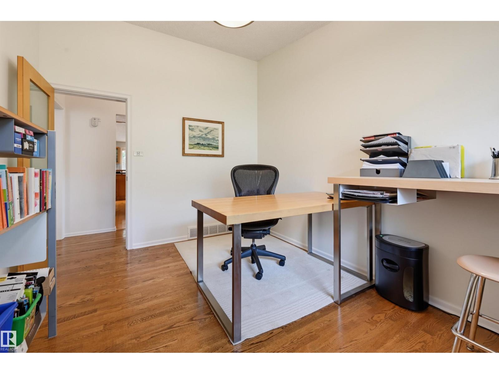 3 RIVERSIDE CR NW
