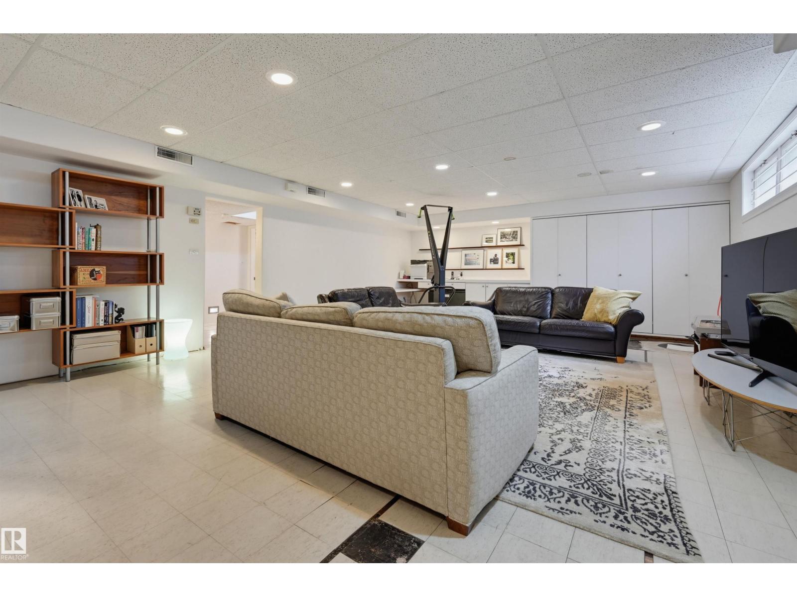 3 RIVERSIDE CR NW