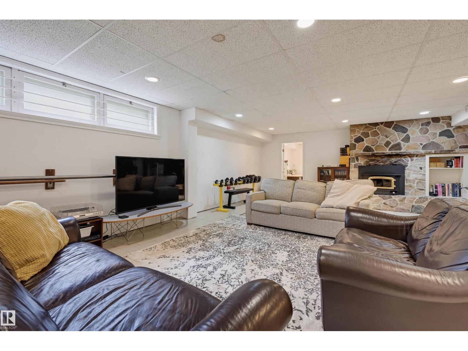 3 RIVERSIDE CR NW