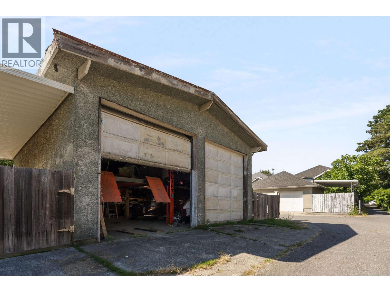 8611 RIDEAU DRIVE