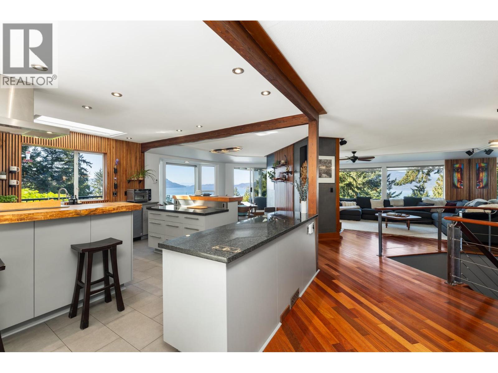 350 BAYVIEW PLACE