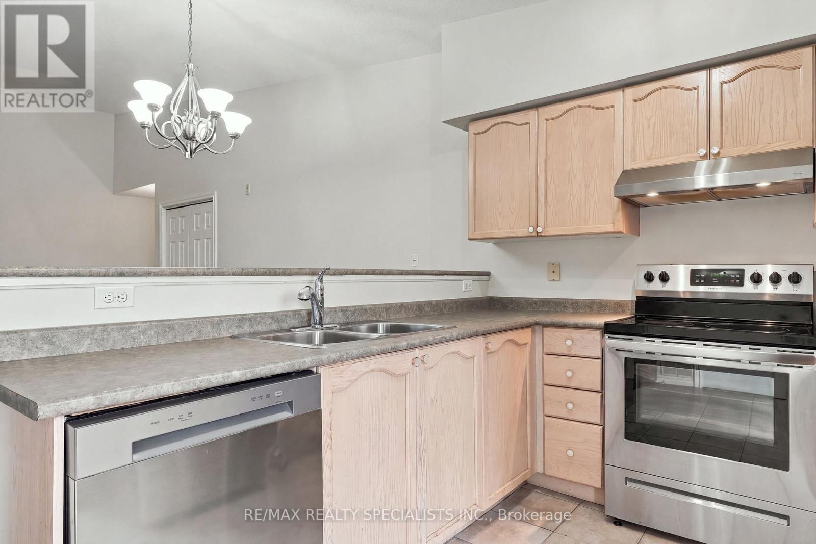 402 - 1470 Bishops Gate, Oakville, Ontario  L6M 4N2 - Photo 5 - W13850432