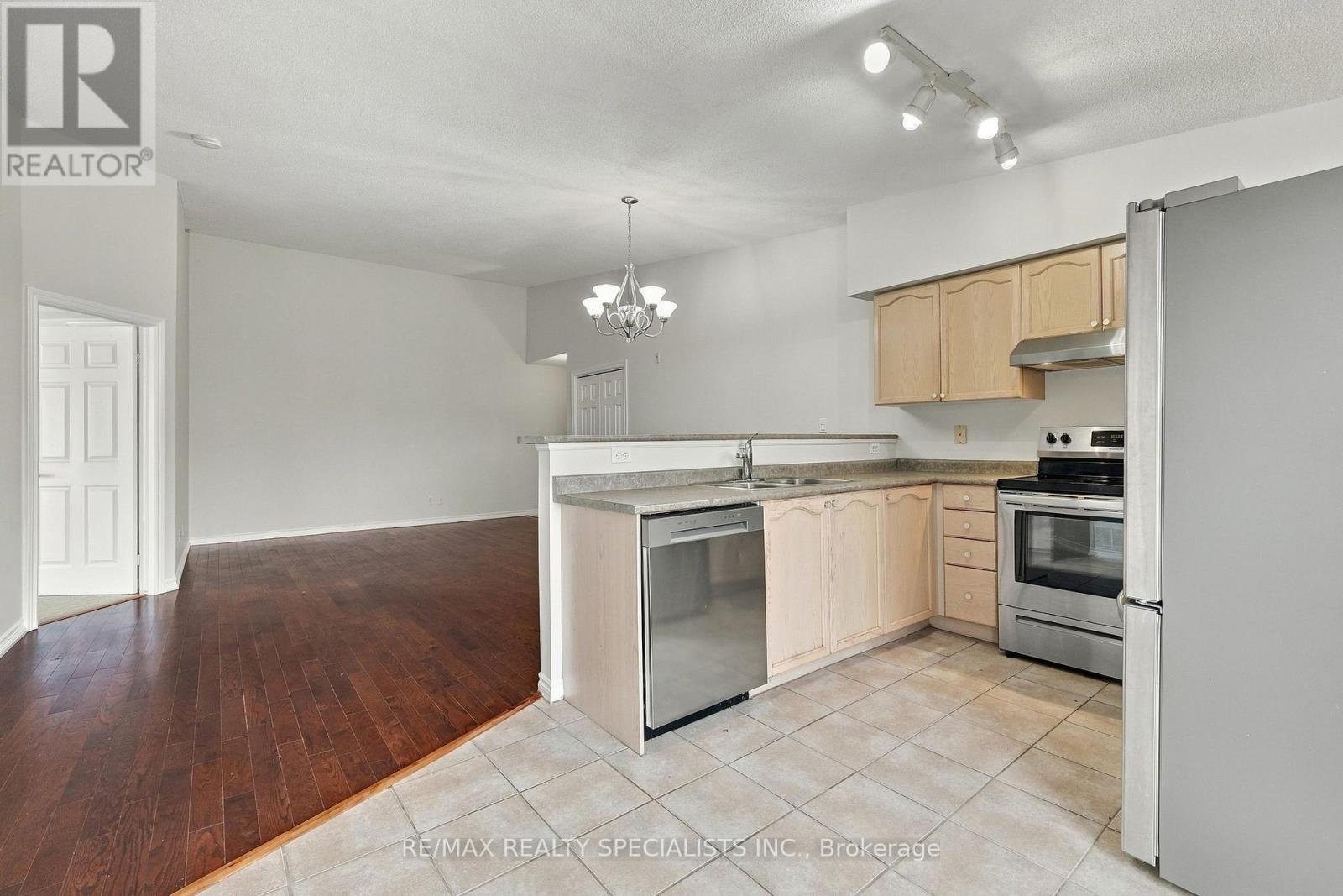 402 - 1470 Bishops Gate, Oakville, Ontario  L6M 4N2 - Photo 7 - W13850432
