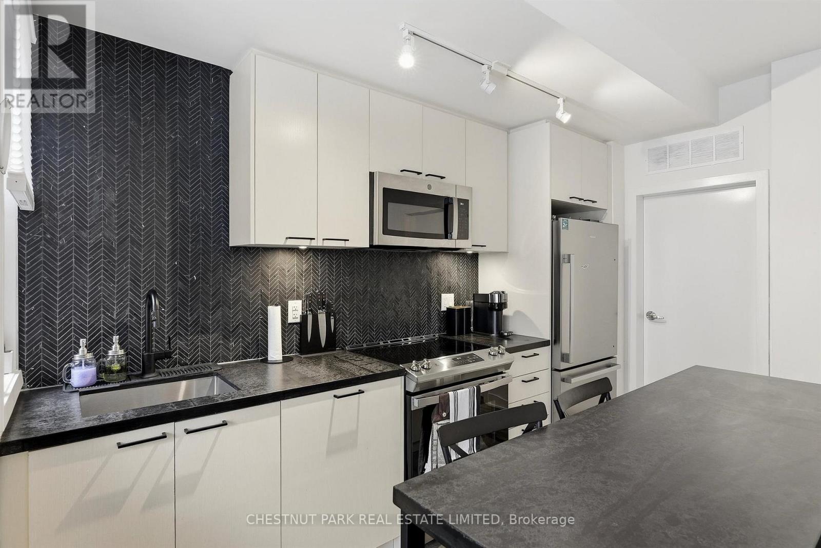 Th12 - 20 Ed Clark Gardens, Toronto, Ontario  M6N 0B5 - Photo 12 - W13850544