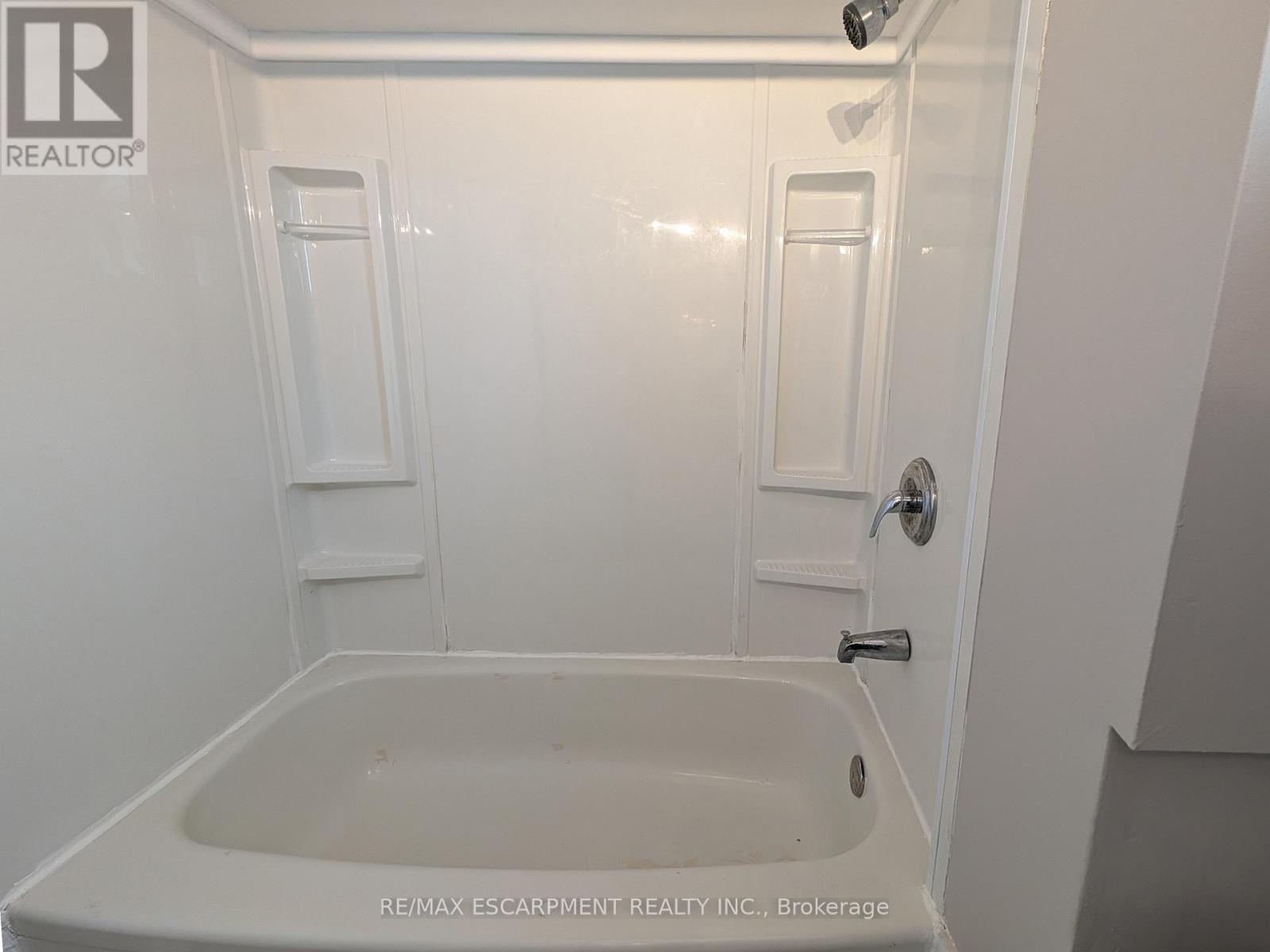 Upper - 12 East 24th Street, Hamilton, Ontario  L8V 2X7 - Photo 11 - X13850494
