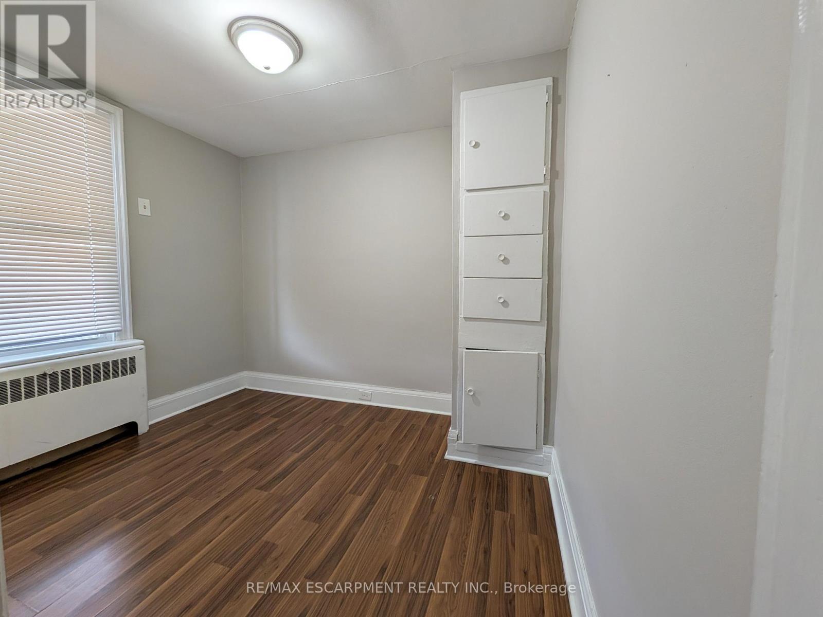 Upper - 12 East 24th Street, Hamilton, Ontario  L8V 2X7 - Photo 12 - X13850494