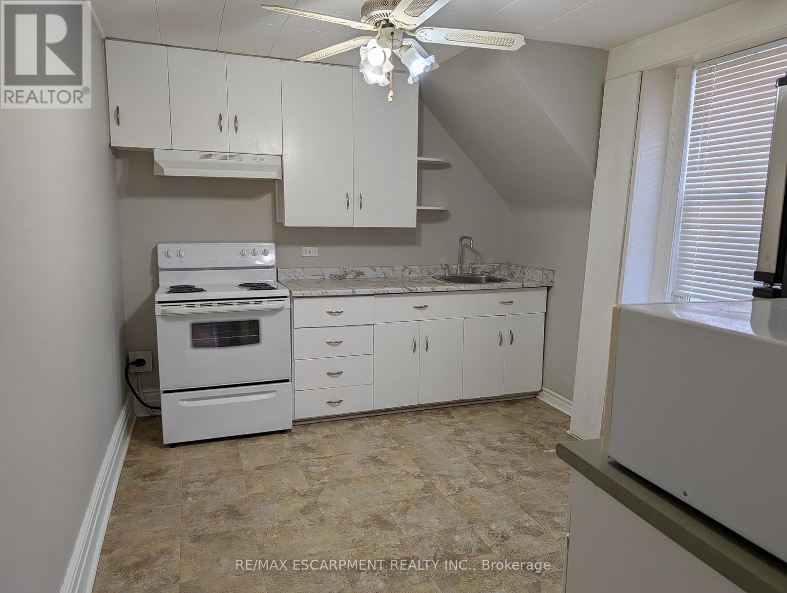 Upper - 12 East 24th Street, Hamilton, Ontario  L8V 2X7 - Photo 4 - X13850494