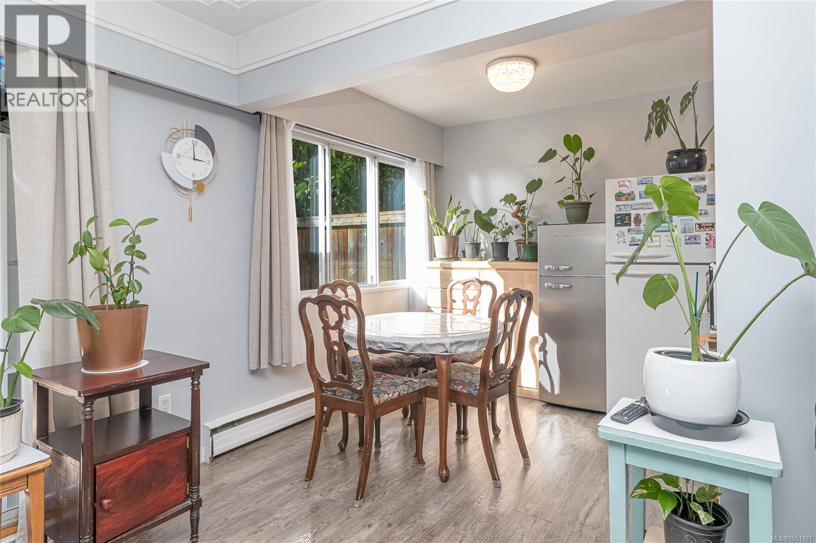 386 Burnside Rd W